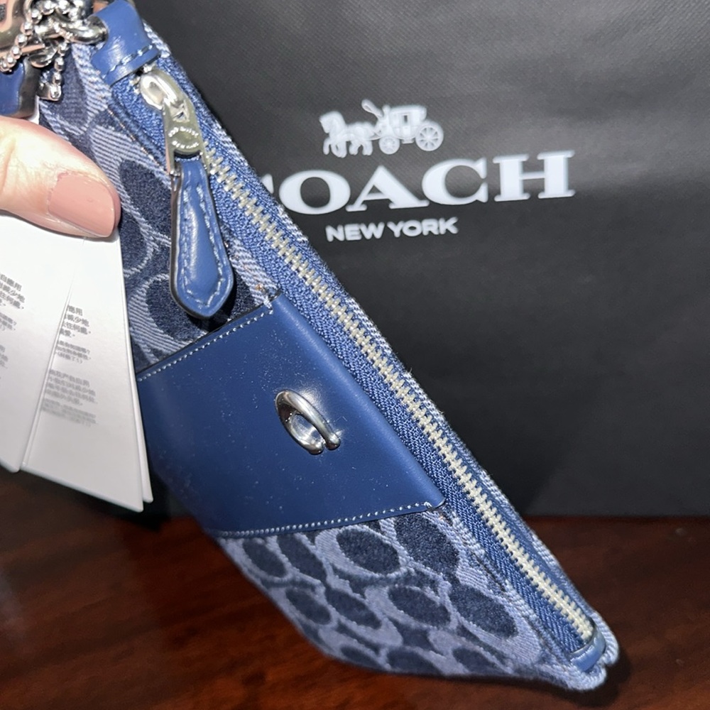 Coach Essential Wristlet in Signature Denim NWT - Picture 4 of 9